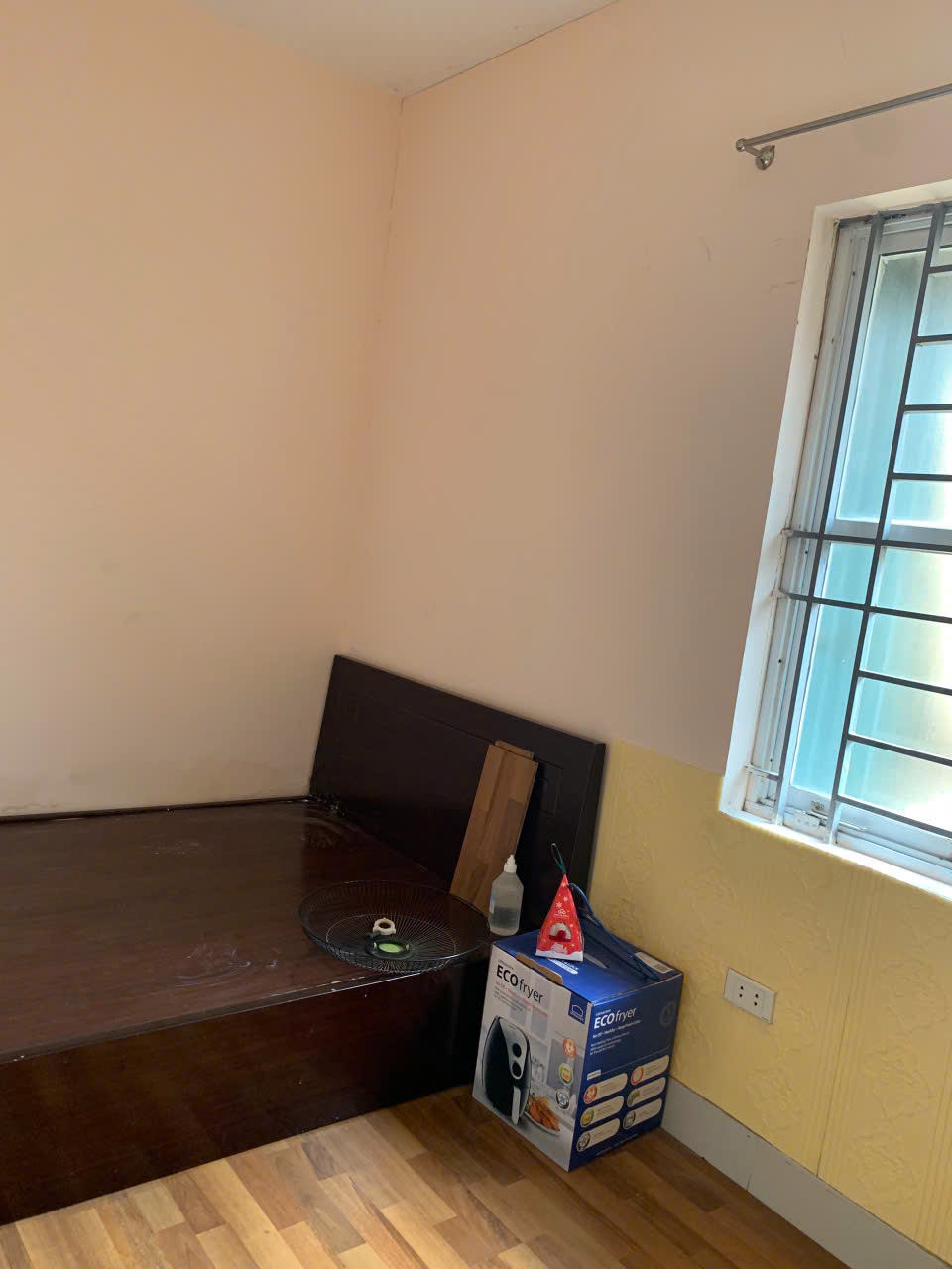 Cho thuê nhà căn hộ Tập thể 26 Nguyên Hồng 75m2, 3 ngủ, 2 vê sinh, 8.5 Triệu/th - Ảnh 1